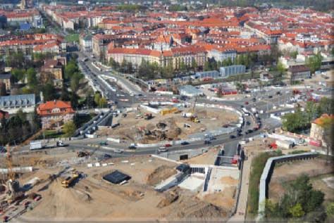 Provoz byl zahájen také na nové tramvajové křižovatce, před níž byla ve směru od Hradčanské instalována první rychlostní výhybka v Praze umožňující tramvajovým vlakům jízdu pro hrotům vyššími