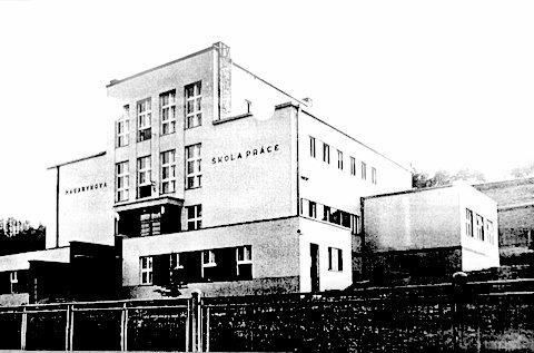 zídka ohraničuje také hlavní vchod, jenž je zvýrazněn rozměrným portálem. Hmotu fasády architekt symetricky rozdělil do třech dílů.