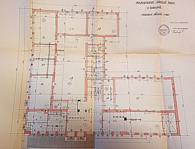 1930. O týden později pak Okresní školní výbor vydal stavební povolení. 544 Ještě, než se začalo stavět, protestovalo proti budování více jak 180 občanů Černilova.