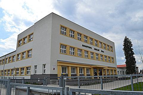 Palackého, knížete sv. Václava, Smetanova), tak do chlapeckých i dívčích toalet a kabinetu na straně západní. První patro tvořil ochoz kolem ústřední síně.