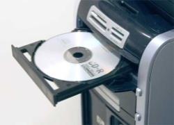 Nejstarším a velmi dlouho používaným nosičem dat byla disketa. Měla však na dnešní dobu velmi malou kapacitu, jen 1,44MB a proto se s ní dnes prakticky nesetkáme. CD Compact Disc kompaktní disk.