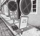 Navíc prý pravým důvodem zrušení volebního místa na Malostranském náměstí je plánované umístění předvolebních poutačů na chodníku před Besedou.