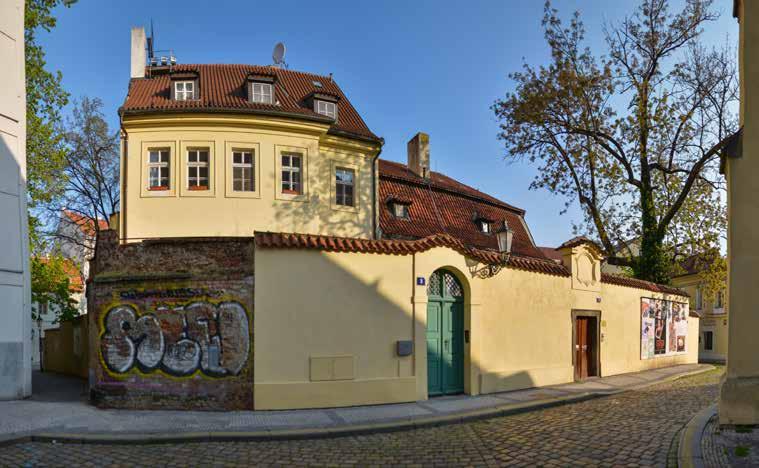 Máte-li rádi krásné věci, zamiřte do nedaleké Rámové ulice. Zdejší design shop QUBUS prezentuje již od roku 2002 jak vlastní designovou řadu, tak i tvorbu předních českých designérů.