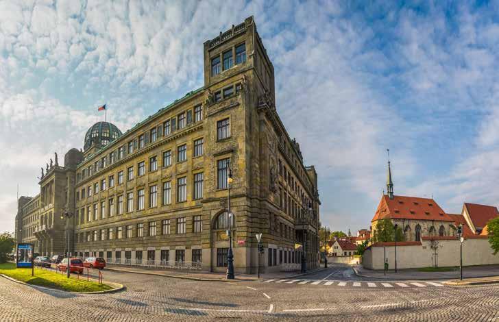 Ministerstvo průmyslu a obchodu a Anežský klášter Nejtypičtějším rysem této velkolepé stavby je skleněná kupole na střeše. Její krásu oceníte zejména po setmění - zůstává totiž osvětlena po celou noc.