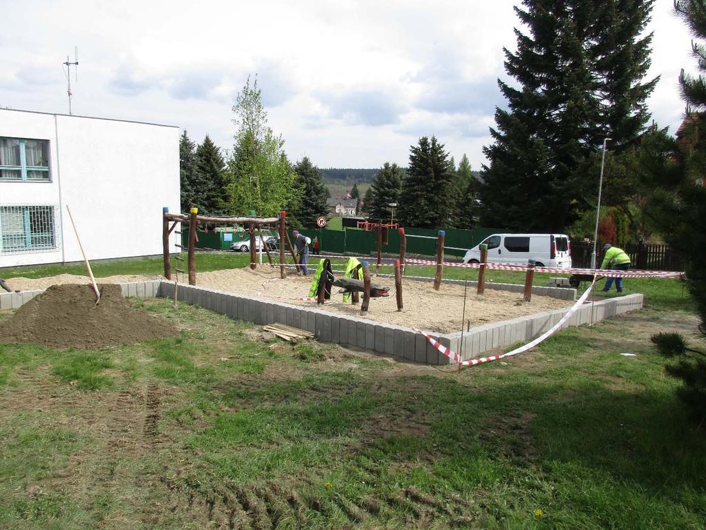 Dětská hřiště ve Šluknově Jak jistě víte, má město Šluknov několik dětských hřišť, tak bych rád sdělil, kde je nalezneme, jak jsou stará a co město Šluknov plánuje v nejbližším období.