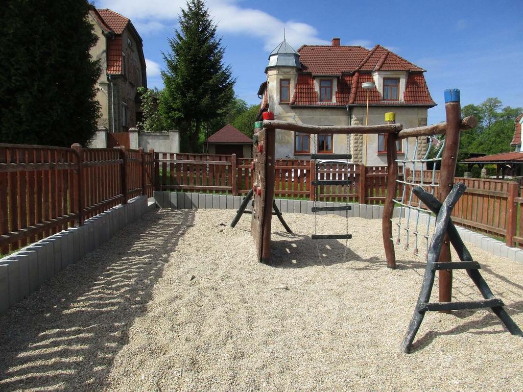2) dětské hřiště Lužická Dětské hřiště najdeme dle názvu v Lužické ulici. Stejně jako hřiště Sokolská bylo vybudováno v roce 2009 stejným dodavatelem.