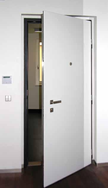 The safety is guaranteed thanks to a two-point lock and skeleton made of stainless steel.