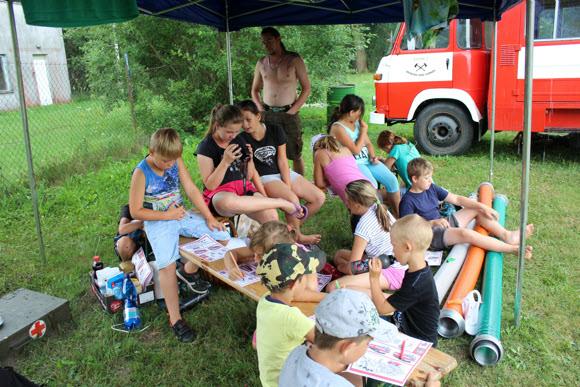Doposud jsme vechny trasy absolvovali pìky, ale v ten den jsme se "poprvé" svezli. Kdy jsme dorazili na svazarm poøád prelo, a tak jsme li dodìlávat projekty a psát kroniky.