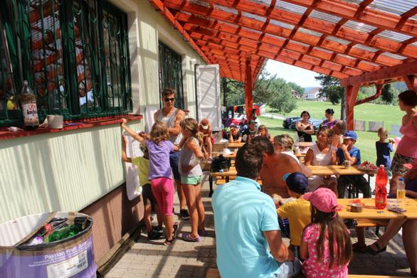 li jsme si sednout k teplému ohni a na kadou skupinu èekal úkol. Mìli jsme projít trasu po zapálených svíèkách a na konci se vichni podepsat. Museli jsme tak pøekonat svùj strach.