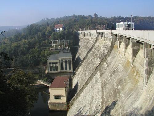 Obr. 6: Hráz Vranovské přehrady s vodní elektrárnou foto: Vít Bezděk 8. Historie Vranovské přehrady O stavbě přehrady na Dyji se uvaţovalo jiţ za Rakouska-Uherska.