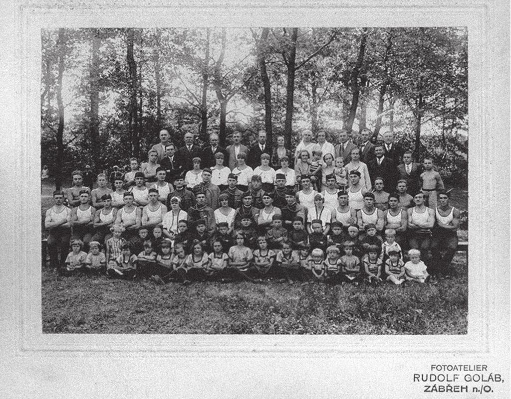 Daniel Žemla Sportovní gymnázium D. a E. Zátopkových, Ostrava-Vítkovice Po cvičení se bude celá jednota fotografovat Práce je opravdovým příběhem fotografie.