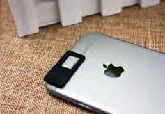 umístěné na zadní straně mobilního telefonu nebo tabletu lze díky elastické tkanině