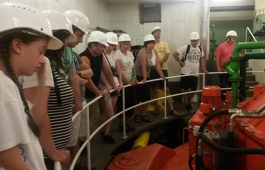 Sluneční paprsky, které se snaží prodrat lesním porostem, nás doprovází na naší cestě. Projíždíme místem, jež se nazývá Dvůr Ostrý.