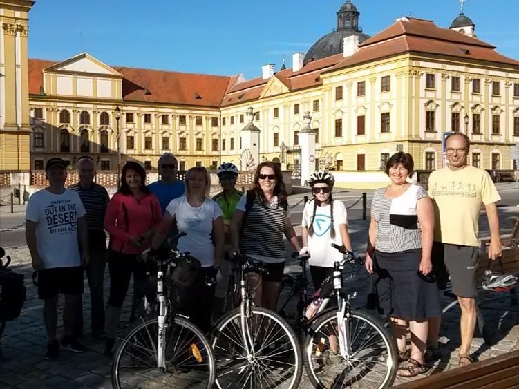 Zde jsme byli mile přivítáni otcem Kovářem, jež nás provedl zdejší farou a poskytl občerstvení. Následně pokračovala účast na mši svaté, kterou rovněž sloužil otec Kovář.