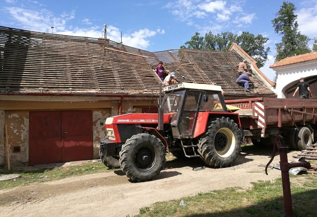 Této pomoci si velice cením také proto, že ti, kteří ji poskytli, nejen slyšeli moji prosbu o pomoc, kterou jsem měl v kostele v nedělních ohláškách, ale především aktivně nabídli, že se do oprav ve