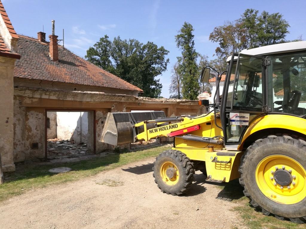 Stránka 6 Jaroměřický LeF Převod Lidového domu na farnost Jakmile se s Boží pomocí začne opravovat kostel, budu se Vás snažit zapojit také do projektu stavby nové fary v prostorách Lidového domu.