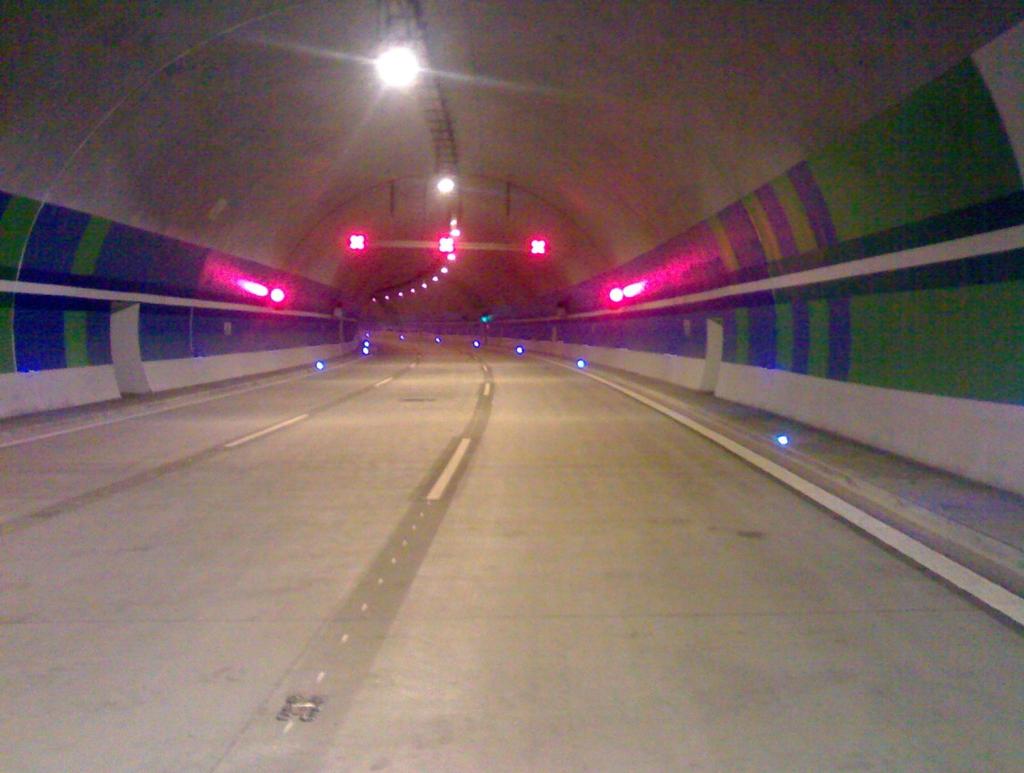 Obrázek 10 - Použití vodících trvale svítících knoflíků v tunelu Příklad umístění zvýrazňujících knoflíků příklad umístění zvýrazňujících knoflíků v případě
