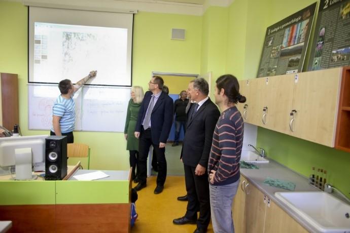 Interiér školy po těchto úpravách si na pozvání ředitele přijeli prohlédnout hejtman Zlínského kraje Jiří Čunek a krajský radní pro školství Mgr. Petr Gazdík.