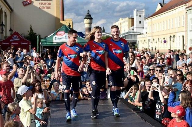 Příloha č. 16: Představení dresů pro sezonu 2015/16 (obrázek) 16 Představení dresů samotnými hráči v podobě módní přehlídky. Příloha č.