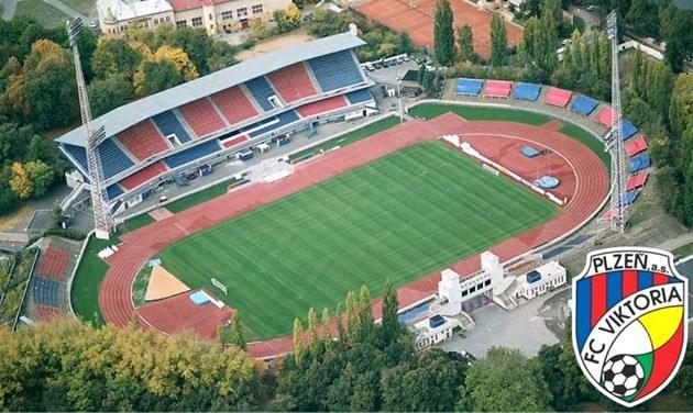 Příloha č. 2: Stadion na počátku sledovaného období v roce 2011 (obrázek) 2 Pohled na hlavní tribunu Doosan Arény. Příloha č.