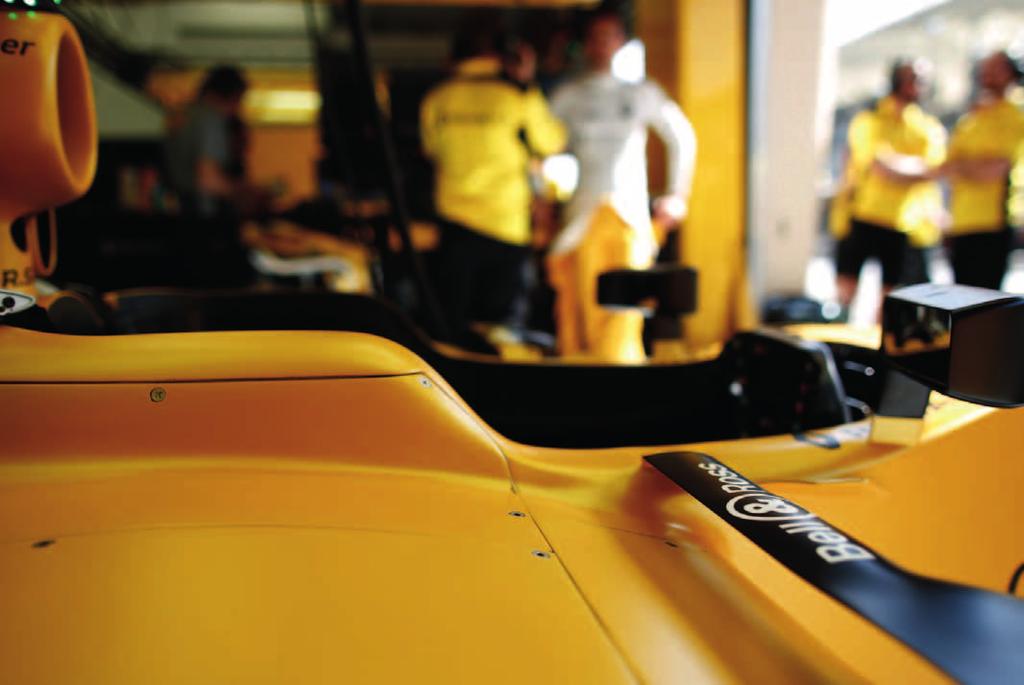Při výběru barvy pro závodní vozy jsme trefili do černého! Žlutá na vozech je nepřehlédnutelná jak v boxech, tak na trati!