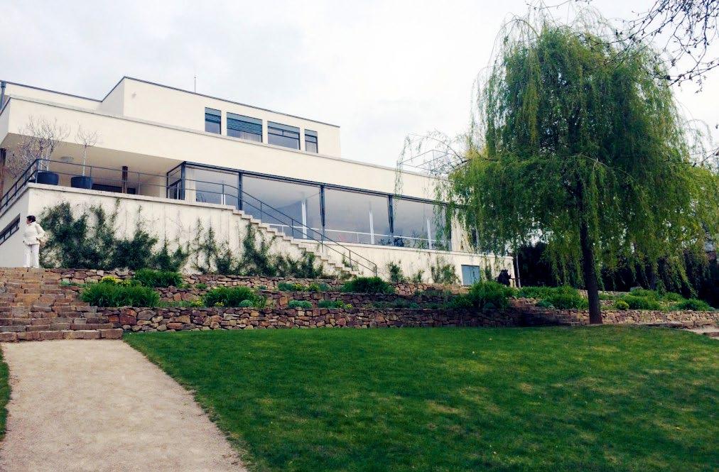 Tip na léto KLENOT V BRNĚ: Vila Tugendhat Až pojedete do Brna, odměňte se za strasti na D1 návštěvou nevšední architektonické památky, kterou nám závidí doslova celý svět. Nebudete litovat.