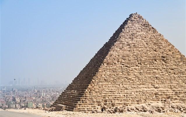 Podle odhadů pyramida vznikla kol. roku 2560 př. n. l. a měla sloužit jako hrobka faraona Cheopse.