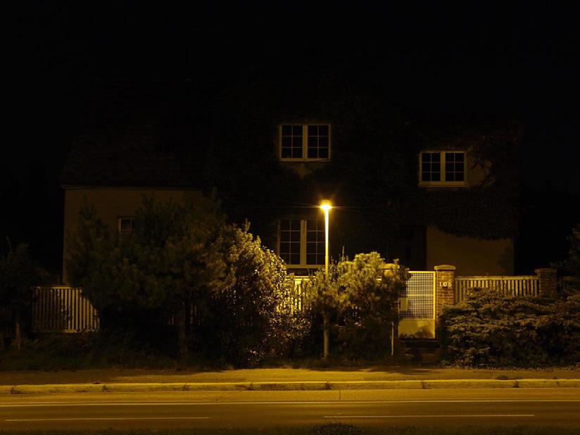 Takto ANO (k bodu 4): Vhodná, správně nainstalovaná svítidla umožňují dobře osvětlit chodník před domem, aniž by obtěžovala obyvatele.