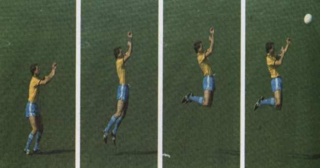 3. HRA HLAVOU VE FOTBALE Hra hlavou má v moderním fotbalu velký význam, ať už je to v útočné (ofenzivní) fázi, nebo v obranné (defenzivní) fázi.