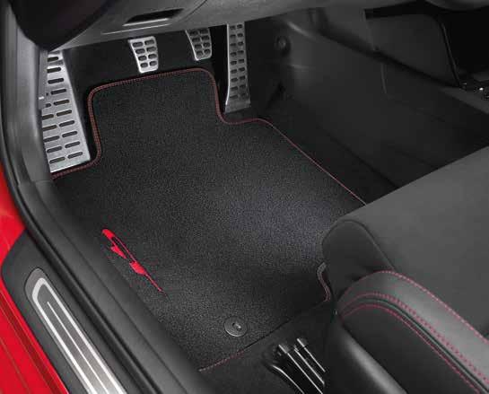 Velurové koberce GT Vysoce kvalitní a luxusní ochrana podlahy s červeným dvojitým štěpováním dokonale ladí s čalouněním sedadel.