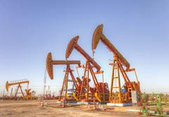 Čerpání ropy na naftovém poli v Kuvajtu. Stejně důležité jako rudní a nerudní suroviny jsou i SU- ROVINY ENERGETICKÉ. Tento název se vžil pro takové suroviny, které jsou zdrojem energie.
