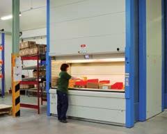 Výrobní technologie ve znojemském závodě zahrnují poloautomatické linky pro montáž baterií s kapacitou až 220 tisíc kusů ročně.