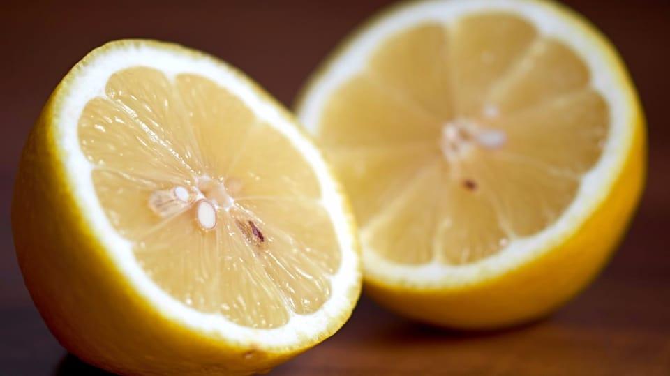 Citron Citron je významným přírodním čisticím prostředkem. Jeho šťáva je silně antiseptická, takže podporuje imunitní systém, bojuje s infekcemi i virovými onemocněními.