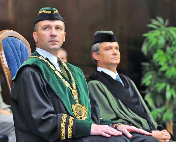 42 Euro 33 34 12. srpna 2013 report vysoké školy REKTOR-velitel. Slavnostní inaugurace rektora-velitele Univerzity obrany Bohuslava Přikryla (vpředu vlevo) se uskutečnila 18.