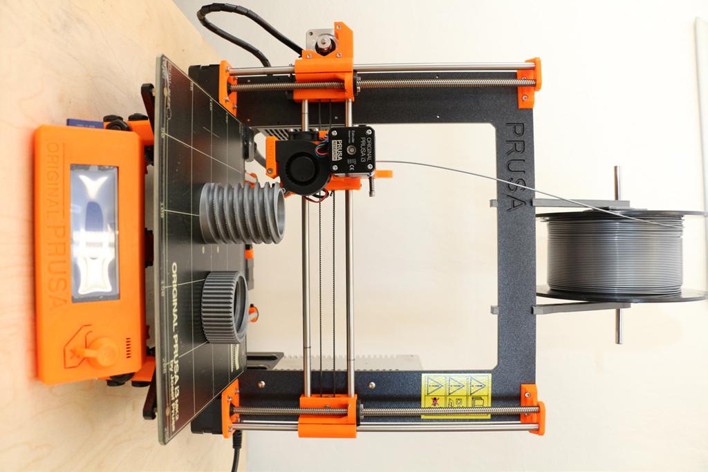 3D tisk slouží žákům k rozvoji tvůrčího myšlení a kreativity V druhém pololetí letošního školního roku jsme do provozu uvedli další 3D tiskárnu, která používá aditivní technologii tisku.