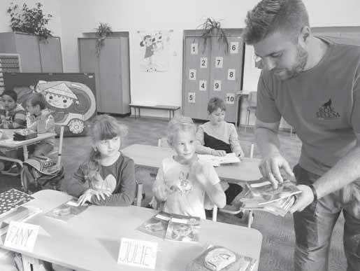 Děkuji, že mohu strávit rok u vás na gymnáziu a v Sušici. Můžeš se krátce představit čtenářům? Jmenuji se Danielle Mueller a je mi 23 let. Pocházím z malého města Cortland Manor ve státě New York.