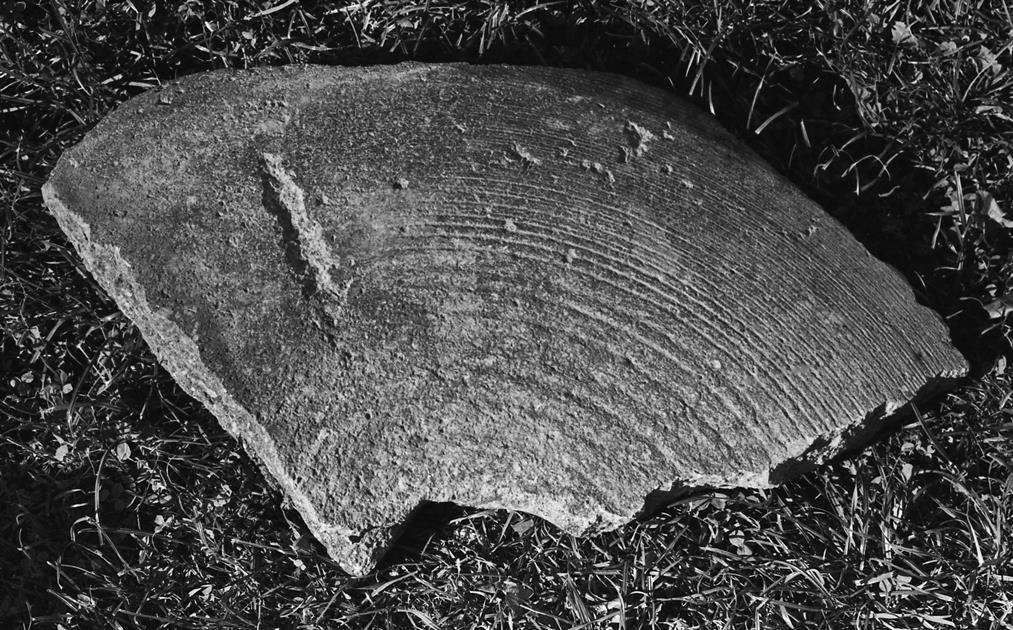 Při prohlídce tohoto místa v září 2004 se podařilo v kamenném zdivu náhonu, který pod mlýnem ústí z levé strany do Ostružné, objevit šest zlomků opracovaných granodioritových kamenů, z nichž některé