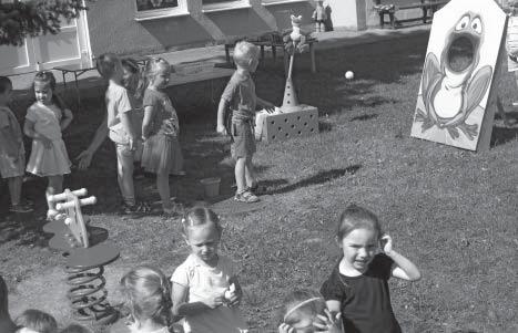 D - B Letošní Den dě se v mateřské škole nesl ve znamení barev. Dě namalovaly obrázky, kterými jsme vyzdobili plot školky. Všechny dě i paní učitelky přišly oblečeny v barvě, kterou si vybraly.