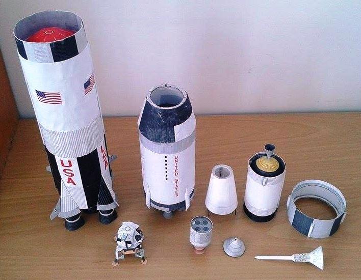 PŘÍLOHA 4: MODEL RAKETY SATURN V PŘÍLOHA 4: MODEL RAKETY SATURN V Na následujících fotografiích je vidět model rakety