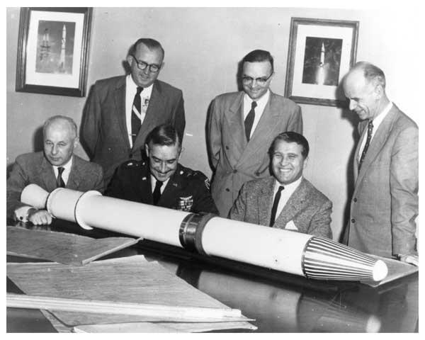 srpna 1957, tedy půl druhého měsíce před vypuštěním Sputniku 1, kdy Sovětský svaz uskutečnil první zkoušku dvoustupňové rakety R-7 Semjorka, která následně vynesla družici Sputnik 1 do vesmíru.