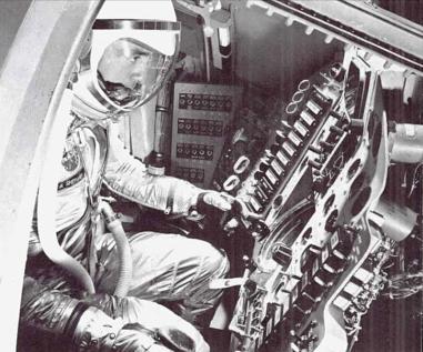 Astronaut musel splnit několik podmínek, mezi nimiž lze uvést: Věk od 25 do 40 let Výška minimálně 1,8 m Obrázek 16: Trénink astronautů na odstředivce.