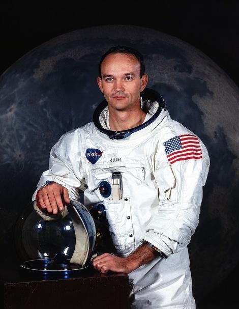 DOBÝVÁNÍ MĚSÍCE Michael Collins Michael Collins byl americký pilot a astronaut narozený 31. října 1930 v Římě. Stejně jako Aldrin, pocházel i Collins z vojenské rodiny. Je