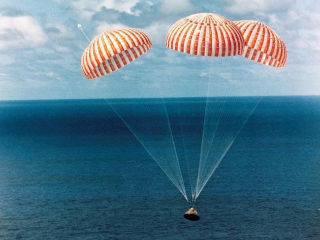 DOBÝVÁNÍ MĚSÍCE v atmosféře vlivem vysoké teploty postupně rozpadl. Dle předpokladů nemělo řídicí středisko s astronauty na necelé tři minuty rádiový kontakt.