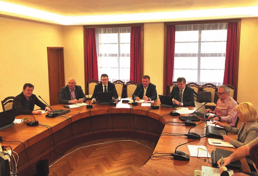 Rada města jedná v čerstvě zrekonstruované a zrestaurované zasedací místnosti č. 203, její tradiční jednací místnost č. 201 totiž právě prochází rozsáhlou obnovou.