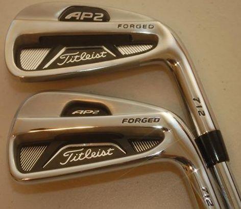 Obrázek4-2 Poměrně nezdařilý fake holí Titleist AP2 nahoře je rozeznatelný na první pohled. Ferule plastový přechod mezi hlavou a shaftem může hodně naznačit, především jeho délkou.