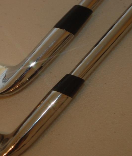 Obrázek5 Detail dvou holí Titleist z předchozího obrázku, Titleist používá u současných holí výhradně dlouhé ferule, spodní hůl je tedy falešná.