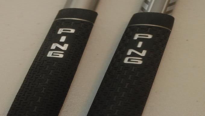 Velkou roli zde hraje čich fake grip je často vyroben z levné gumy, která bývá po vybalení charakteristická silným zápachem připomínajícím naftalen.
