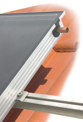 UCHYCENÍ SLUNEČNÍCH KOLEKTORŮ Instalace na šikmou střechu Pro uchycení slunečních kolektorů na šikmou střechu se používají střešní háky kotvené do nosné části krovu, případně do přidané podkladní