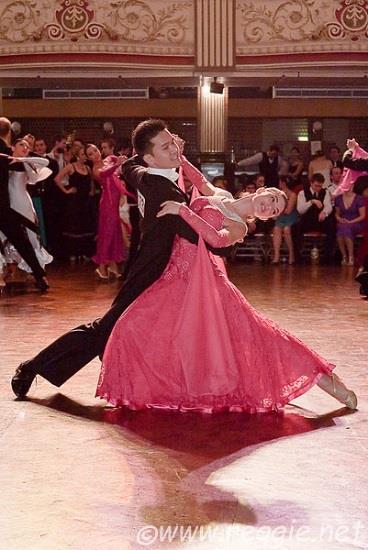 1.6.1 Waltz ( ¾ takt, tempo 31-33 t/min) (Obr. 2) V 19. století přišel valčík z Evropy do Ameriky. Z Ameriky se poté vrátil jako takzvaný Boston, který vznikl ve stejnojmenném městě Boston.