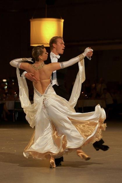 1.6.2 Quickstep (4/4 takt, tempo 54-63 t/min) (Obr. 3) Quickstep je rychlou variantou foxtrotu. První foxtroty se nejspíše vyvinuly z onestepu a twostepu.